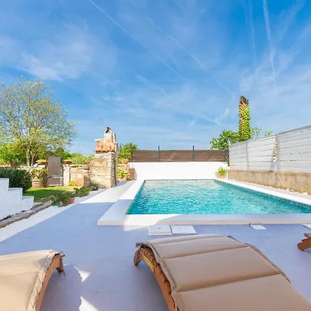 Adriana On Peaceful Location With Pool 아파트 *