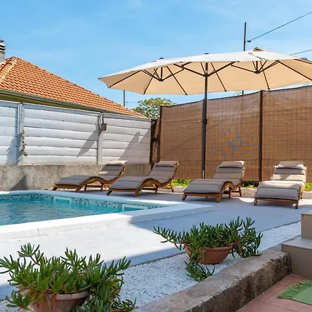 Adriana On Peaceful Location With Pool Apartman Póla