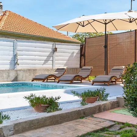 Adriana On Peaceful Location With Pool Apartman Póla