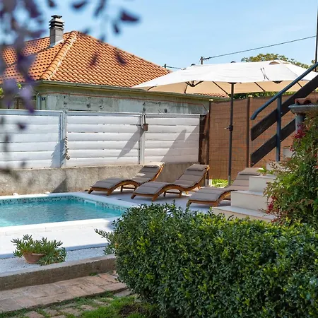 Adriana On Peaceful Location With Pool Apartman Póla