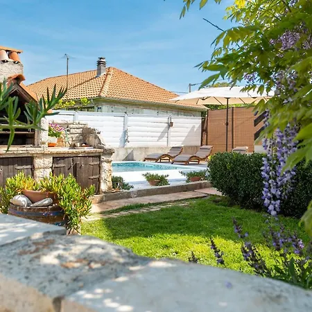 Apartman Adriana On Peaceful Location With Pool