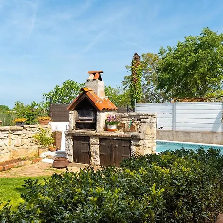 Apartman Adriana On Peaceful Location With Pool