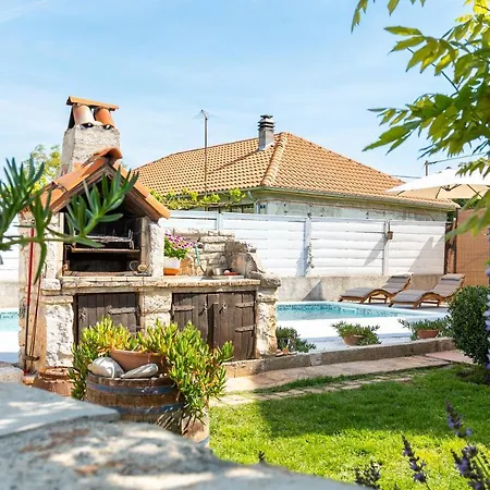 Adriana On Peaceful Location With Pool 아파트 풀라