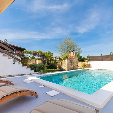아파트 Adriana On Peaceful Location With Pool