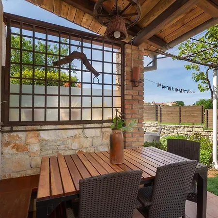 Apartman Adriana On Peaceful Location With Pool